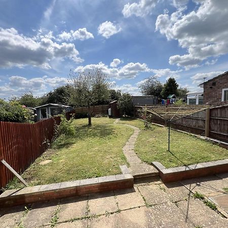 Charming 3-Bed House In Leighton Buzzard Villa Exterior foto